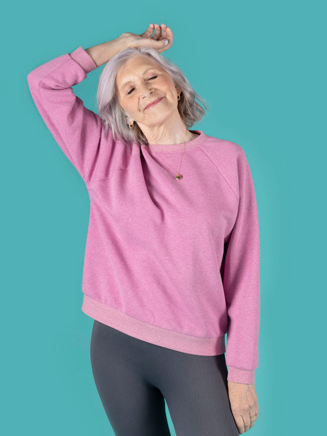 Model wearing the Tilly and the Buttons raglan sleeve sweatshirt in the solid colour version, highlighting the front view of the sweatshirt in this simple yet stylish sewing pattern.